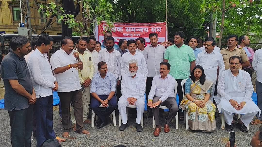 bothikarvr's tweet photo. १ जून पासून आम्ही आझाद मैदानात न्यायासाठी आंदोलन केले, पण शिक्षणमंत्र्यांना वेळ मिळाला नाही. दोन दिवसांच्या आंदोलनाला मात्र तात्काळ भेट! आमच्या संघर्षाची किंमत कमी का? न्याय सर्वांसाठी समान असावा.
#शिक्षक भरती 2022 वेटींग लिस्ट व 10% राखीव पदे @dadajibhuse @mieknathshinde https://t.co/tAWsyXAOdo