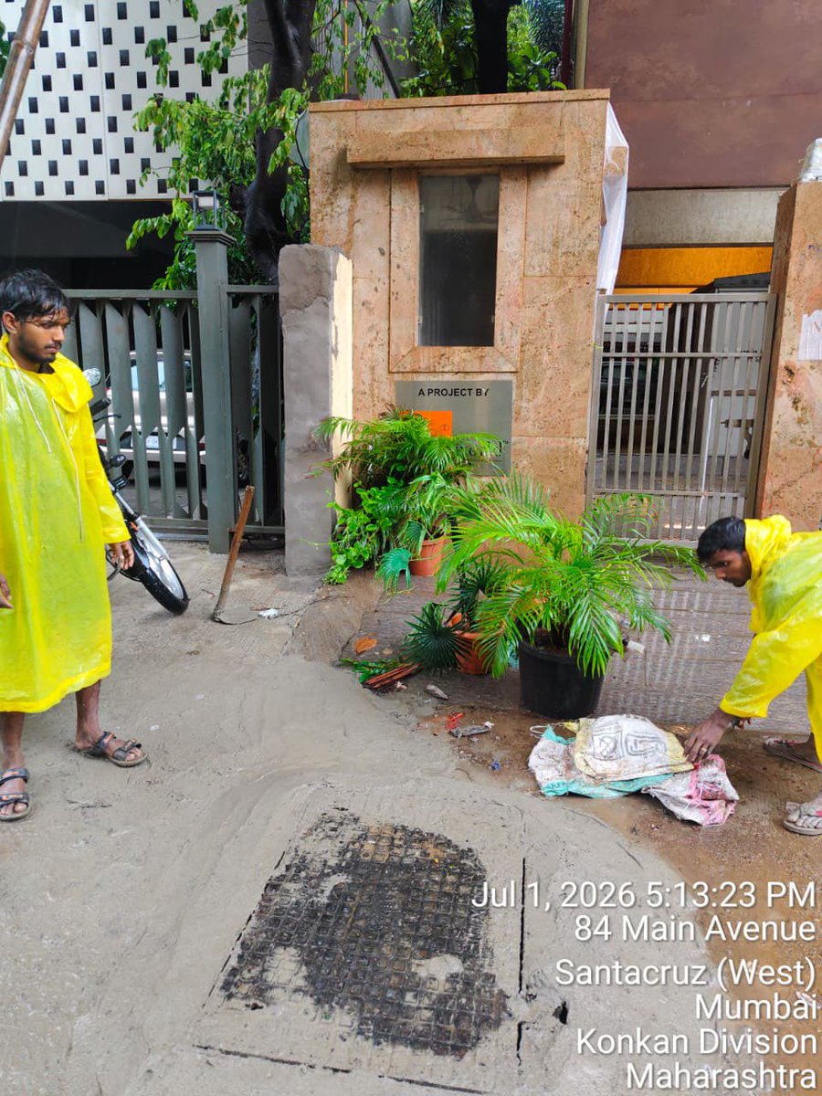 DrDivyesh1's tweet photo. Under the guidance of the Honourable Minister and MLA @ShelarAshish  ji attended various issues along with BMC officials  arising from the rains yesterday and today in Ward 98 Bandra West assembly. 
#AshishShelar 
#Ward98 
@BJP4Mumbai https://t.co/5Iv7wito3v