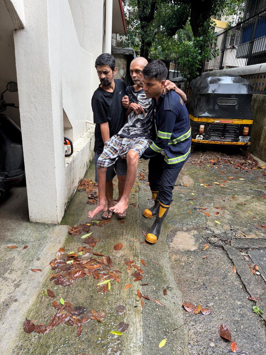 DrDivyesh1's tweet photo. Under the guidance of the Honourable Minister and MLA @ShelarAshish  ji attended various issues along with BMC officials  arising from the rains yesterday and today in Ward 98 Bandra West assembly. 
#AshishShelar 
#Ward98 
@BJP4Mumbai https://t.co/5Iv7wito3v