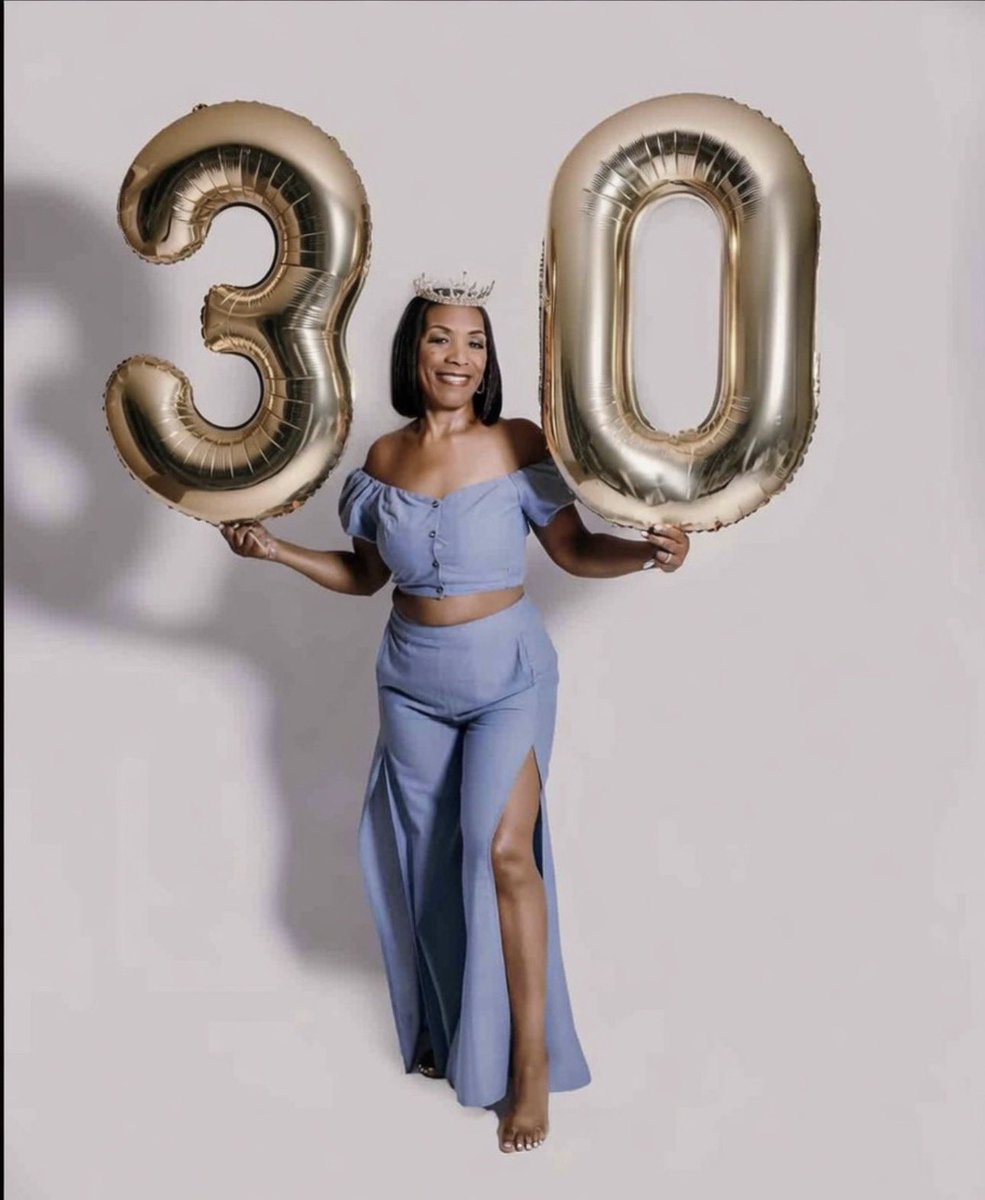 YUNGJIZZY19's tweet photo. Aging like fine wine 🍷. My Aunt clocked 30 today 🥳🥳 https://t.co/ZhLbtOGVJK