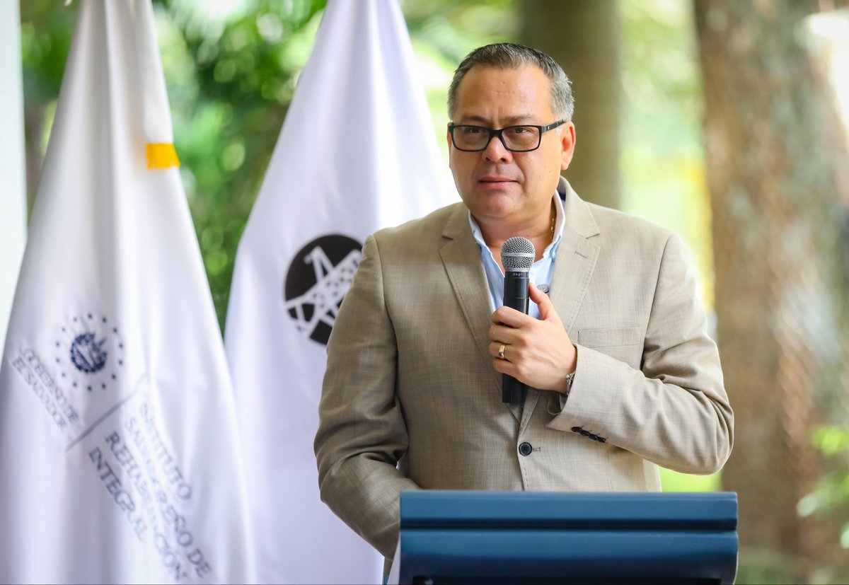 SecPrensaSV's tweet photo. #EntregaDeDonativo | “Este día, hacemos la entrega de este equipo al @ISRIelsalvador, una contribución que refleja el compromiso permanente con el bienestar de la población y con las instituciones que trabajan diariamente por mejorar la calidad de vida de los salvadoreños”, expresa el presidente de @ETESAL_sv, Edwin Núñez (@edwinnunez). #SecretaríaDePrensa