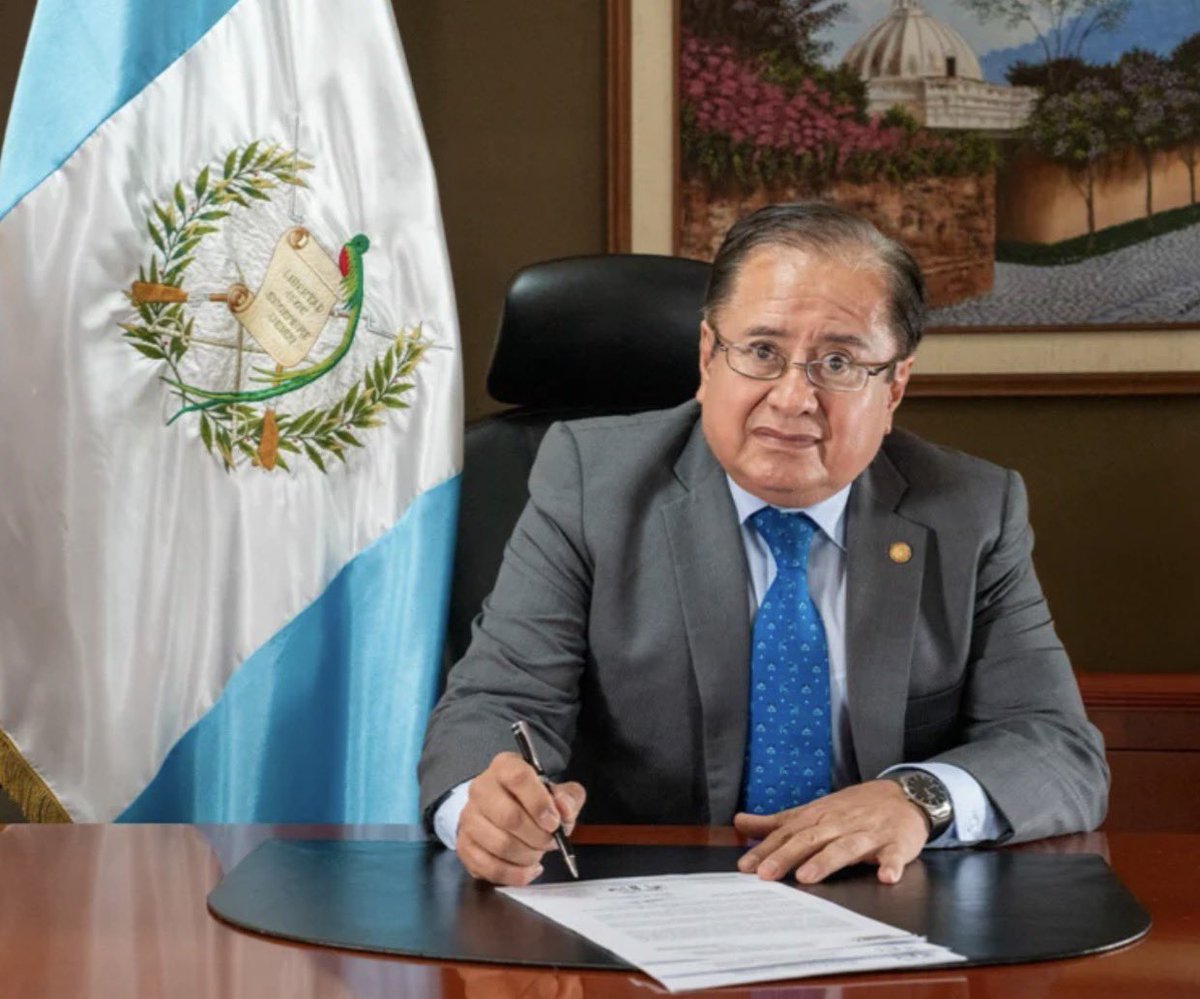 VoxPopuliGuate's tweet photo. Ana Glenda Tager llegó esta mañana al Ministerio de Energía y Minas @MEMguatemala a destituir al ministro Víctor Hugo Ventura.

Tager es una de las funcionarias más cercanas a @BArevalodeLeon

En lugar de Ventura quedará Erwin Rolando Barrios Torres, actual viceministro del MEM https://t.co/smHsqvbLnq
