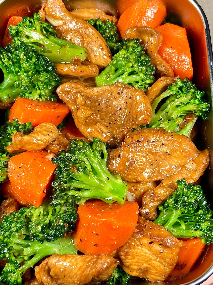JeffMadigan2's tweet photo. [Try my go-to 10min low-carb bowl! Grilled chicken, roasted broccoli u0026 a dash of olive oil—light, filling, perfect for your fat loss journey.  #FatLossMeal] https://t.co/rCWGIFJSNn