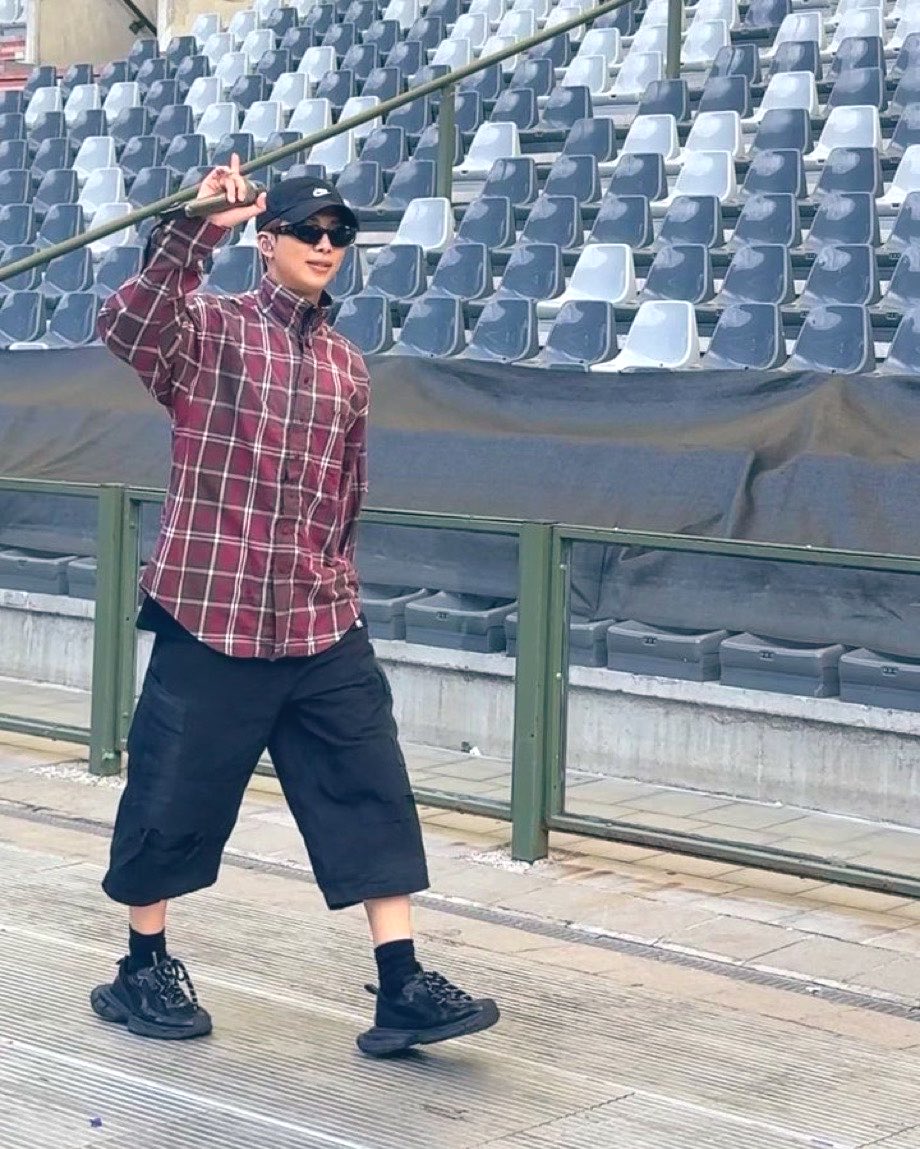DixieJoon7's tweet photo. Kim Namjoon #RM Soundcheck day 2, King Baudouin Stadium, Brussels, 2/7/2026 

A thread : 👇🏼 https://t.co/yOqF5wgQbz