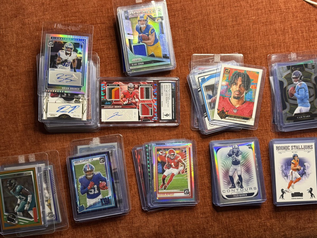 JimbosJunkbox's tweet photo. fuck it
moving sale 📦💨
HUGE #whatnot show tomorrow
loveland autograph starting at just $50 #\499 #dabears
#titanup cam ward
over 100 rookies/ 100 refractors of NEW topps 2025 chrome
last stream for awhile
be there bear fans i have some grails
https://t.co/rwnfuQHe5f https://t.co/2Ns2StfSh3