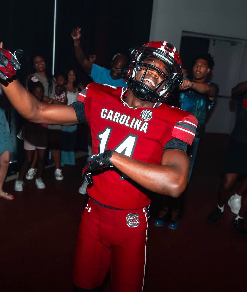 FamouslyGarnet's tweet photo. 🚨 Decision Day 🚨

4⭐️ 2027 S Davion Jones announces today, and I believe South Carolina gets it done. 

The Gamecocks made him a priority from day one, got the final visit, and the momentum has continued to build. Torrian Gray has been relentless in this recruitment, and it feels like all the pieces are in place.
