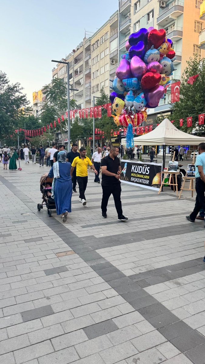 HudaParSiirt_'s tweet photo. İl gençlik kollarımız   Gazze‘deki Soykırımın 1000. gününde  farkındalık oluşturmak için  Güres Caddesi’nde  resim sergisi açarak Gazze’deki mazlum kardeşlerimize destek oldular.

#GazzeSoykırımı1000Gün https://t.co/mSkoLq1zza