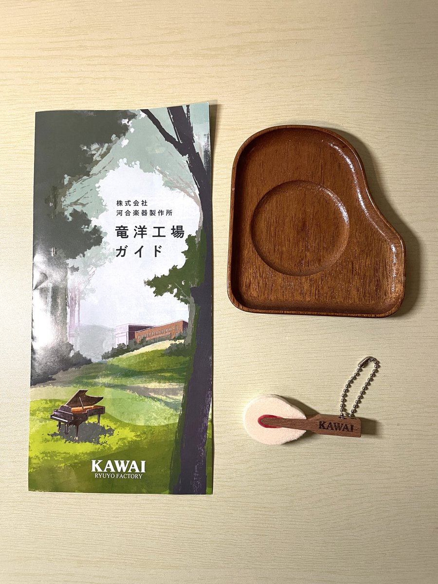 KUROWAN's tweet photo. 先週は河合楽器製作所さんの竜洋工場へ見学に行ってきました。
ピアノができるまでの
各工程を説明して頂き
歴史資料室には
古典ピアノ〜クリスタルピアノなど、様々な
タイプのピアノを観てきました。　自由に弾けるピアノもありました。

https://t.co/CWExPs512c

#趣味のピアノ https://t.co/J09A7OOtzr