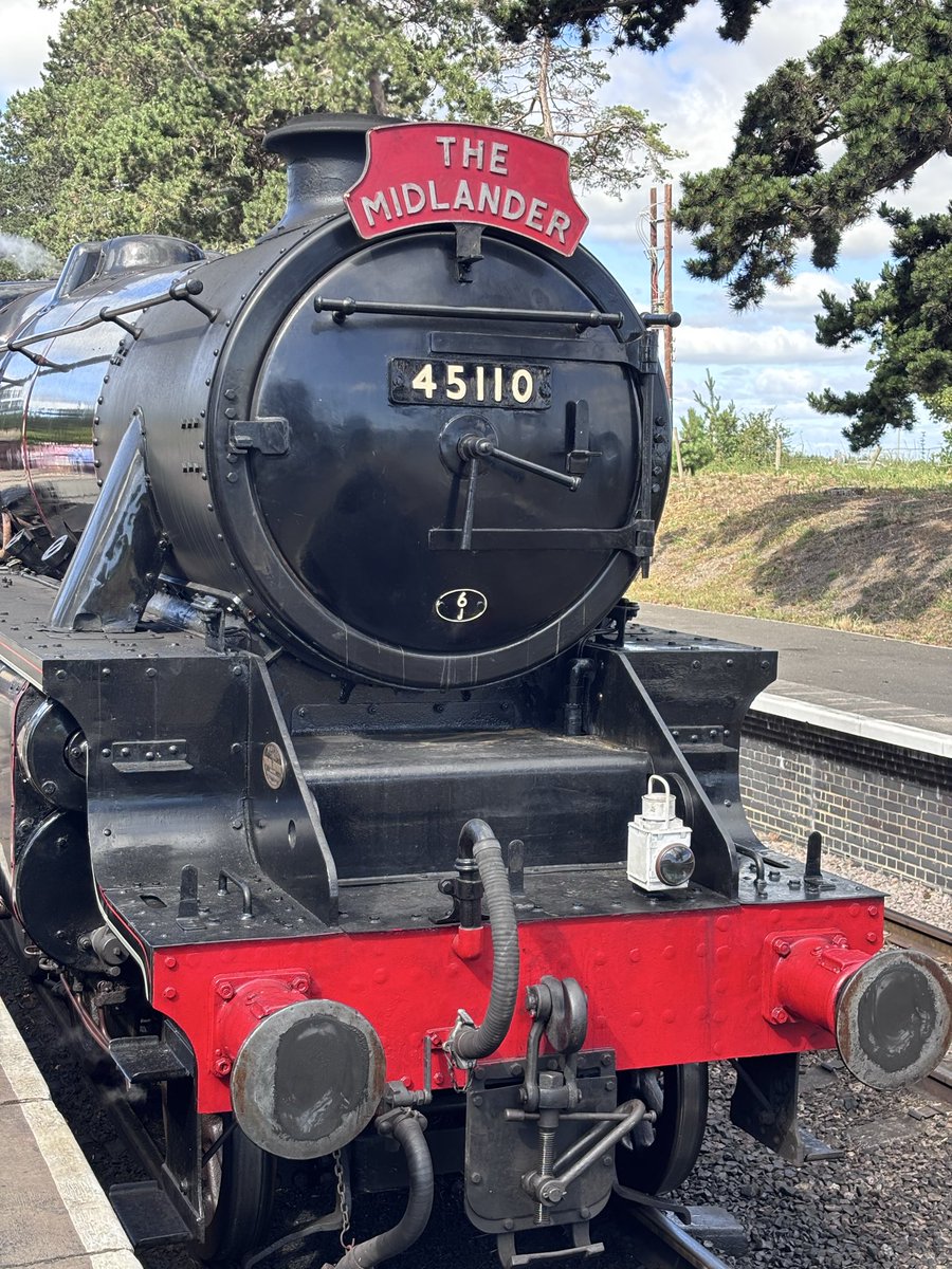 jinchan1959's tweet photo. イギリス　グロスターシャー　ウォーリックシャー鉄道のSL列車に乗ってきました
チェルトナムからブロードウェイまで往復２時間の旅 https://t.co/LLJyYs7WCB