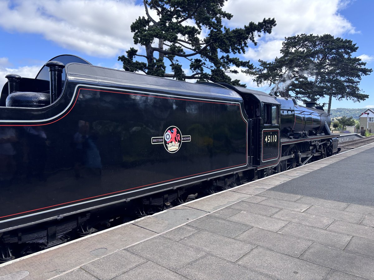 jinchan1959's tweet photo. イギリス　グロスターシャー　ウォーリックシャー鉄道のSL列車に乗ってきました
チェルトナムからブロードウェイまで往復２時間の旅 https://t.co/LLJyYs7WCB