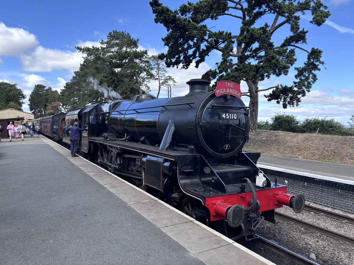 jinchan1959's tweet photo. イギリス　グロスターシャー　ウォーリックシャー鉄道のSL列車に乗ってきました
チェルトナムからブロードウェイまで往復２時間の旅 https://t.co/LLJyYs7WCB