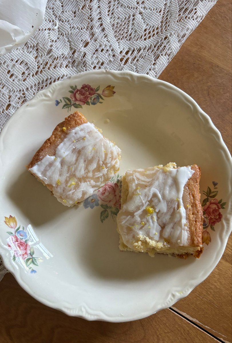 strawbelllie's tweet photo. lemon brownies!! they came out so perfect i’m obsessed https://t.co/CgE4cZVhHi