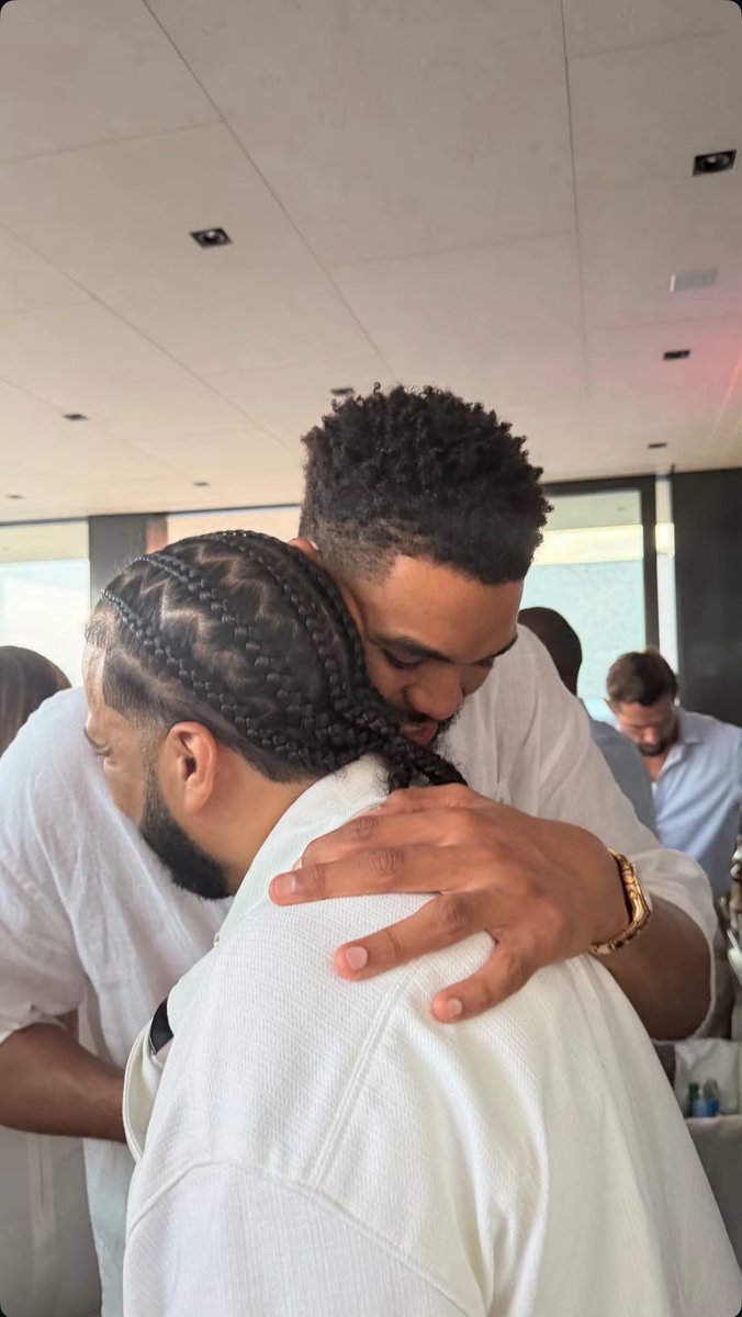 wavecheckers's tweet photo. French Montana at the All White Party with Karl Towns &amp; Mike Tyson 🌨️ https://t.co/QzQ6roPWbC