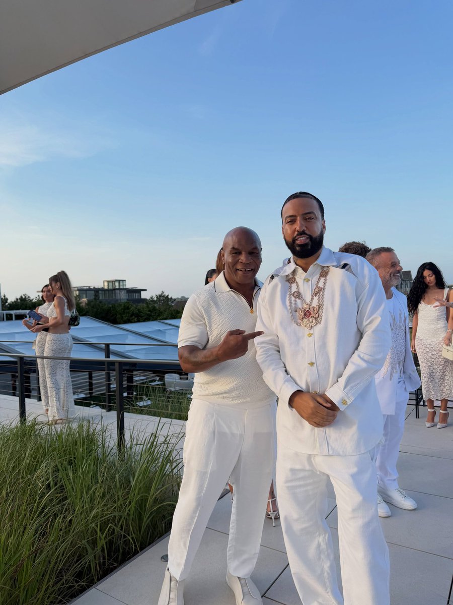 wavecheckers's tweet photo. French Montana at the All White Party with Karl Towns &amp; Mike Tyson 🌨️ https://t.co/QzQ6roPWbC