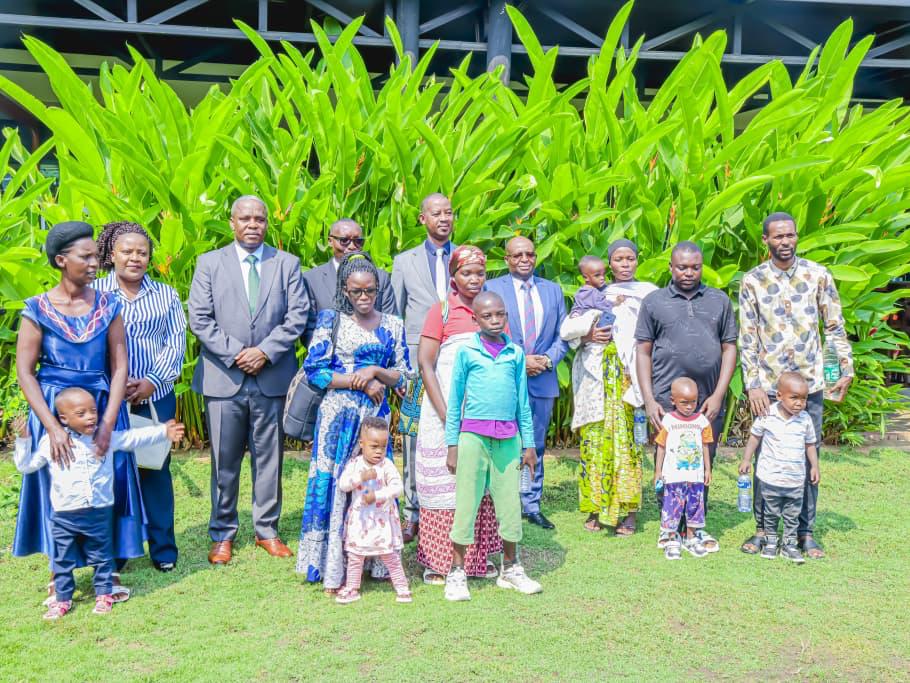 MAEBurundi's tweet photo. Conférence de presse conjointe de ce jeudi 2 juillet 2026 , entre les Ministres des Affaires Etrangères, de l’Intégration Régionale et de la Coopération au Développement et de la Santé Publique et l’Ambassade de la République Unie de Tanzanie pour dire au revoir à 6 enfants qui souffrent de malformation cardiaque qui vont aller se faire soigner à l’hôpital Benjamin Mkapa de Dodoma en Tanzanie grâce aux efforts conjoints du Gouvernement du Burundi, l’Ambassade de la Tanzanie et les bienfaiteurs dont la Banque #CRDB et Interpétrole.

Les 6 enfants ont été choisis parmi les 25 qui avaient été diagnostiqués par les médecins tanzaniens en 2025 lors de leur mission médicale. Les 19 autres qui restent eux aussi seront soignés dès que les moyens seront disponibles.

Cet acte de charité est le résultat d’une diplomatie dynamique au service du peuple. C’est aussi un signe éloquent du dynamisme des relations d’amitié qui existent entre le #Burundi et la #Tanzanie..
@Edbiziman @BurundiGov @NtareHouse @KwaNtare
@nshingamateka @Burundi_senat @RTNBurundi @msp_burundi  @UbaloziBurundi