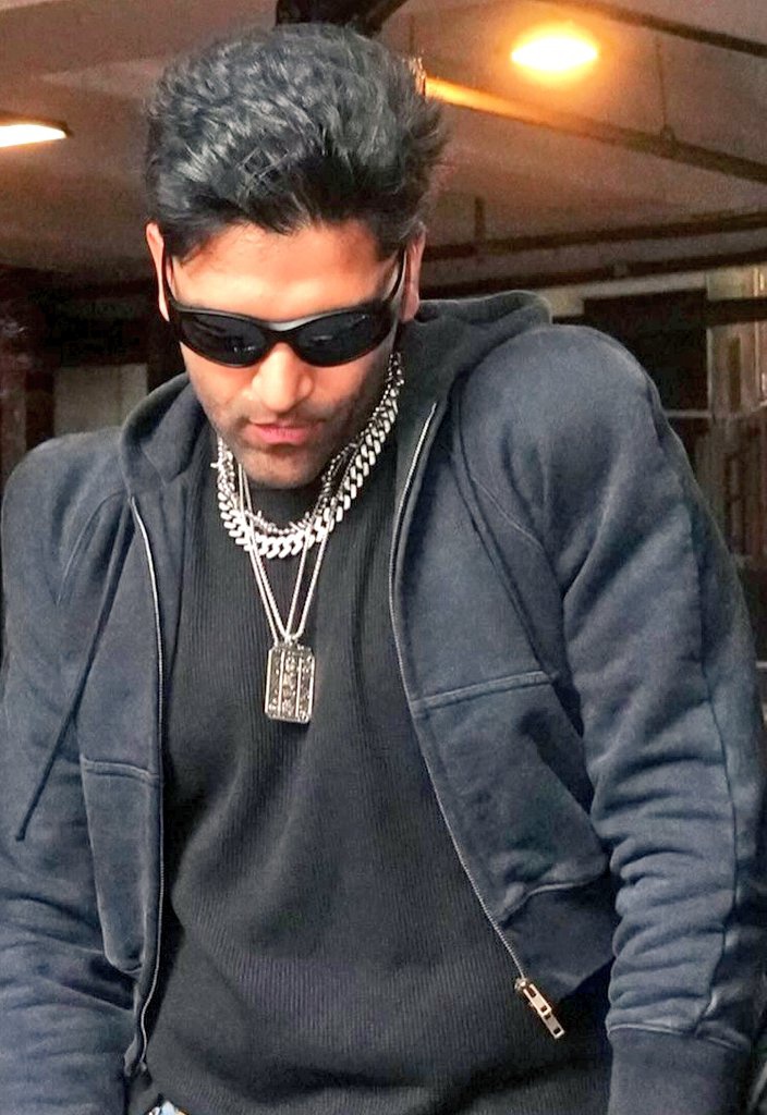SubhLabh1991's tweet photo. Randhawa Saab 🔥❤️❤️‍🔥🧸 #gururandhawa #paris #fashionweek #pfw #ss27 #vetements https://t.co/ohkWUu80xA