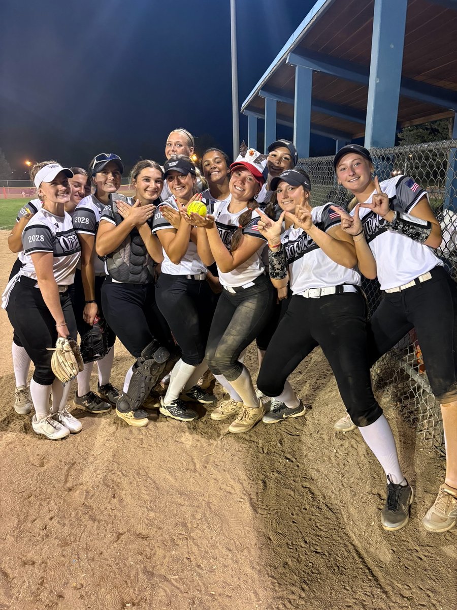JordanFrye1710's tweet photo. IDT ▶️ Day 1
Bats were 🔥 25 runs and 4 💣

Back at it tonight at 6:30 ☠️
@acordohio @linedsoftball @ExtraInningSB @prepsoftball
@CoastRecruits @ihartfastpitch @keyplayernation @pa_recruit @diamondaddicts @ascholarsbrand @softbalamerica @tagupsoftball @los_stuff @gatorjack72 @softballhome @nextpitch_sb @d1softball @top_d1recruits @toppreps