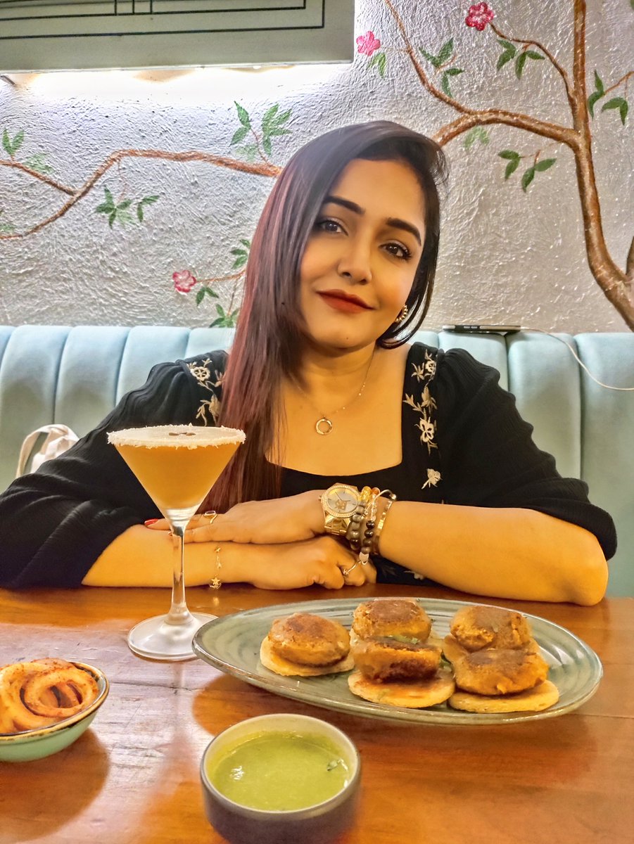 sayantani8's tweet photo. We talked about life, dreams and future plans. Meet @ShadaabHashmi , my 10 year's old frnd from mumbai.
Mumbai last week reminded me: home isn’t a place, it’s people.🏙️🧿
#MumbaiMerijaan #ConversationsThatMatter #FriendsForLife #wellspentevening #friendshipgoals
#bonfairvasova https://t.co/9rhLFk4tiT