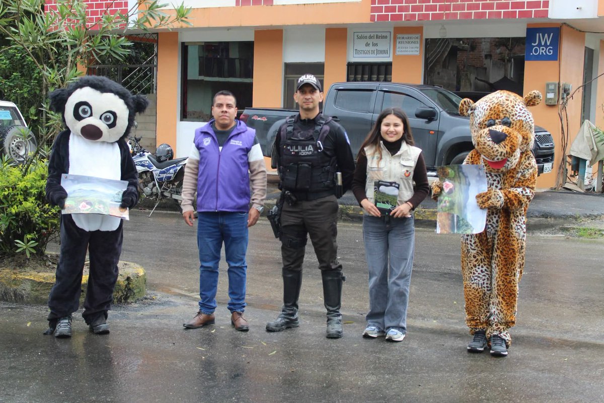 goberzamora's tweet photo. ⚠️🌿🦌 En trabajo articulado, el Comisario, la Tenencia Política y la @PoliciaEcuador realizaron la campaña vial "Importancia de la Biodiversidad de La Canela y Palanda", promoviendo:

✅ Atención al cruce de fauna silvestre. https://t.co/NYHAcYkQlK