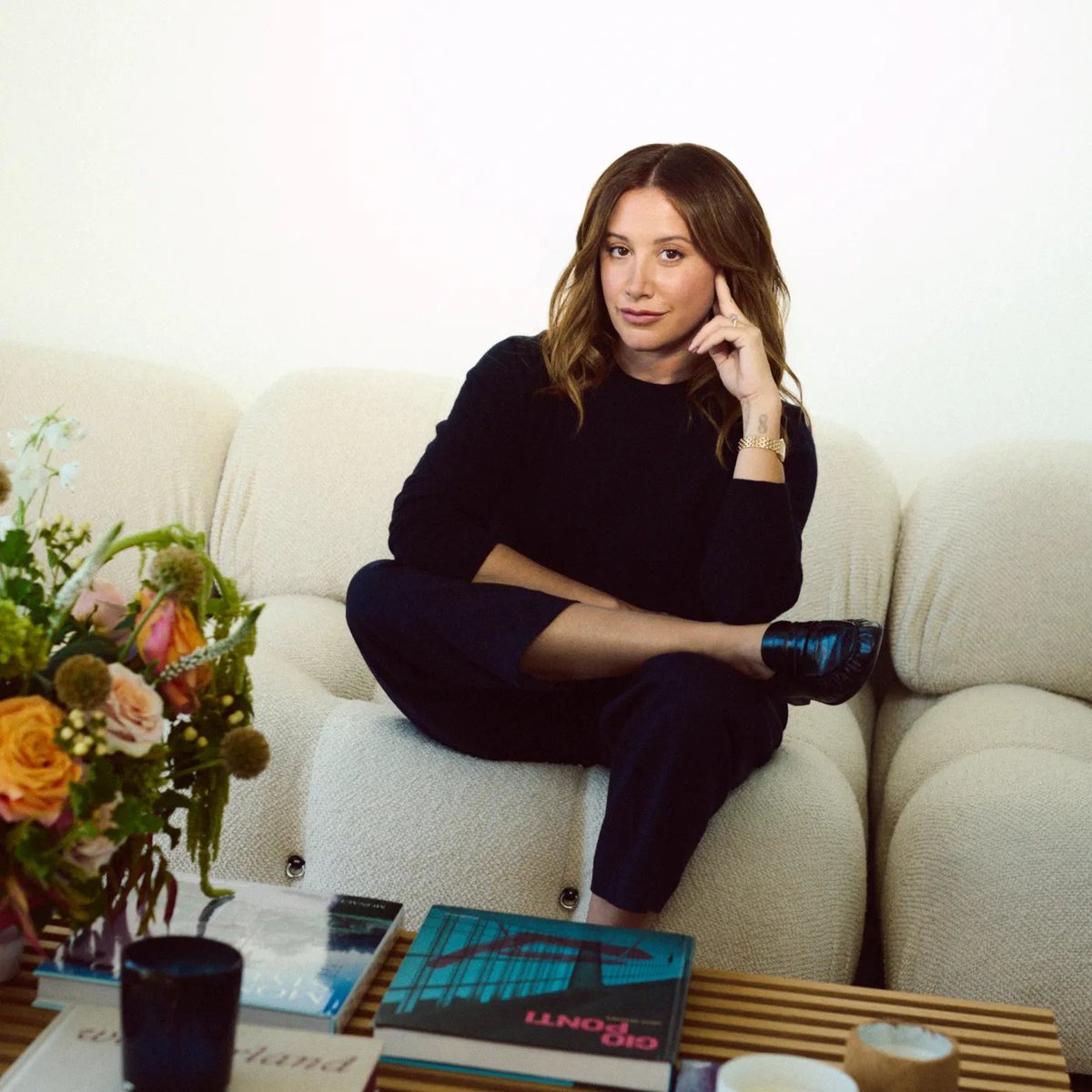 ECTrailers's tweet photo. Ashley Tisdale desarrollará y protagonizará 'TOXIC MOMS' en Netflix.

Escrita por Sabrina Jalees ('Search Party'), esta comedia negra sigue a una madre primeriza privada de sueño que se une a un grupo de madres adineradas y «guays». https://t.co/kqJ6WO7zBE