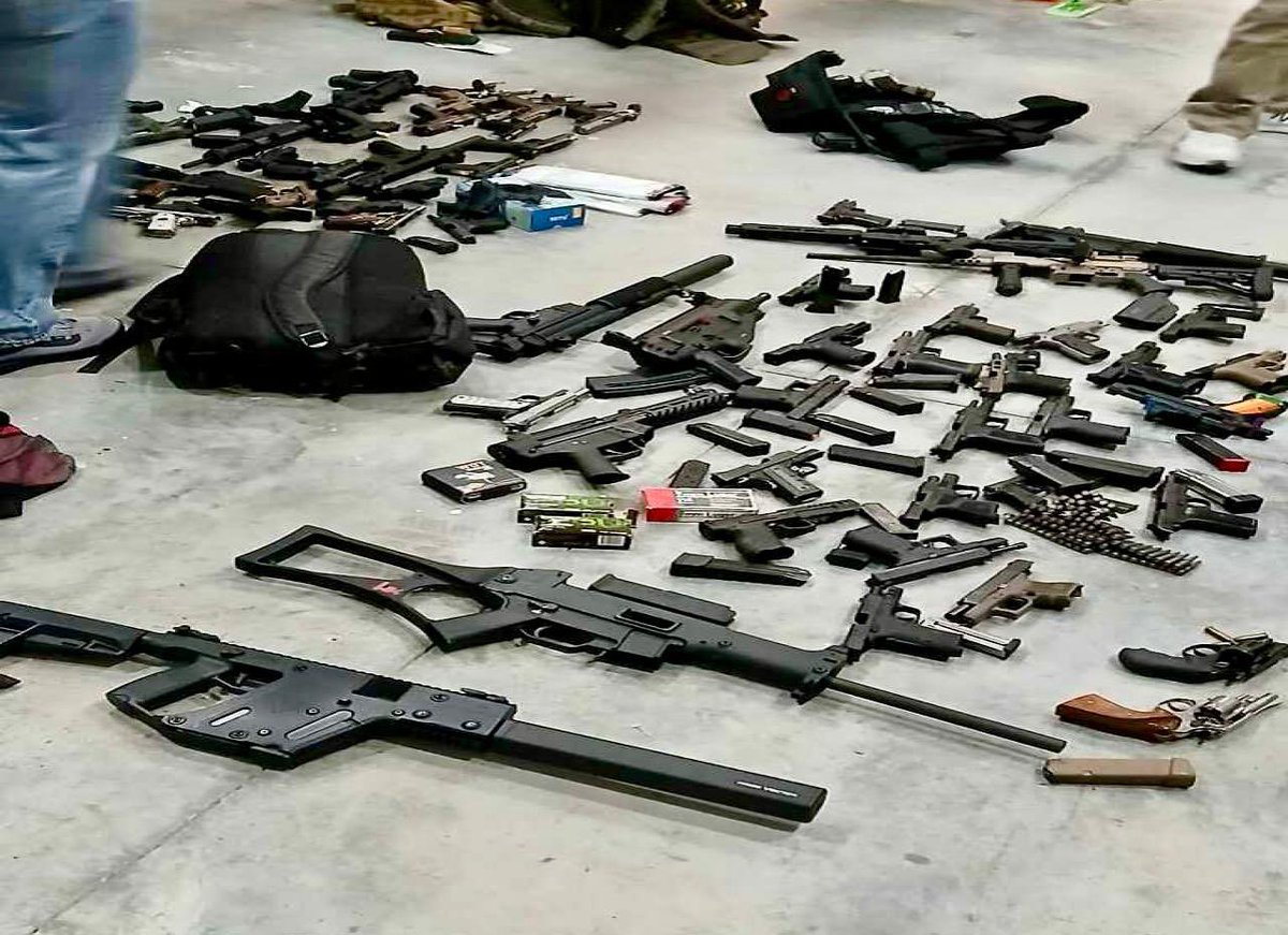 USAmbMex's tweet photo. Gracias a una operación encubierta, autoridades estadounidenses confiscaron 138 armas de fuego —incluidos dos rifles calibre .50— que traficantes pretendían enviar a México desde Carolina del Norte. Esta acción contundente refleja el compromiso de @POTUS @realDonaldTrump para frenar el tráfico ilegal de armas y demuestra el poder de la coordinación basada en inteligencia. Cada arma asegurada es un arma menos en manos de los delincuentes, haciendo más seguras a nuestras dos naciones.