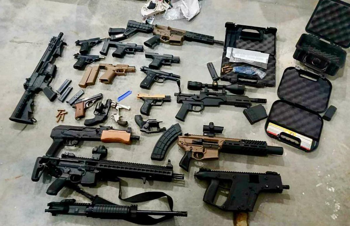 USAmbMex's tweet photo. Gracias a una operación encubierta, autoridades estadounidenses confiscaron 138 armas de fuego —incluidos dos rifles calibre .50— que traficantes pretendían enviar a México desde Carolina del Norte. Esta acción contundente refleja el compromiso de @POTUS @realDonaldTrump para frenar el tráfico ilegal de armas y demuestra el poder de la coordinación basada en inteligencia. Cada arma asegurada es un arma menos en manos de los delincuentes, haciendo más seguras a nuestras dos naciones.