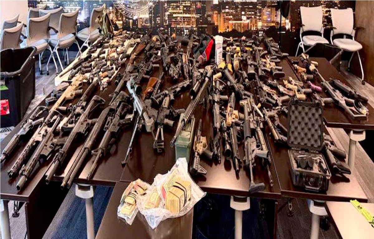 USAmbMex's tweet photo. Gracias a una operación encubierta, autoridades estadounidenses confiscaron 138 armas de fuego —incluidos dos rifles calibre .50— que traficantes pretendían enviar a México desde Carolina del Norte. Esta acción contundente refleja el compromiso de @POTUS @realDonaldTrump para frenar el tráfico ilegal de armas y demuestra el poder de la coordinación basada en inteligencia. Cada arma asegurada es un arma menos en manos de los delincuentes, haciendo más seguras a nuestras dos naciones.