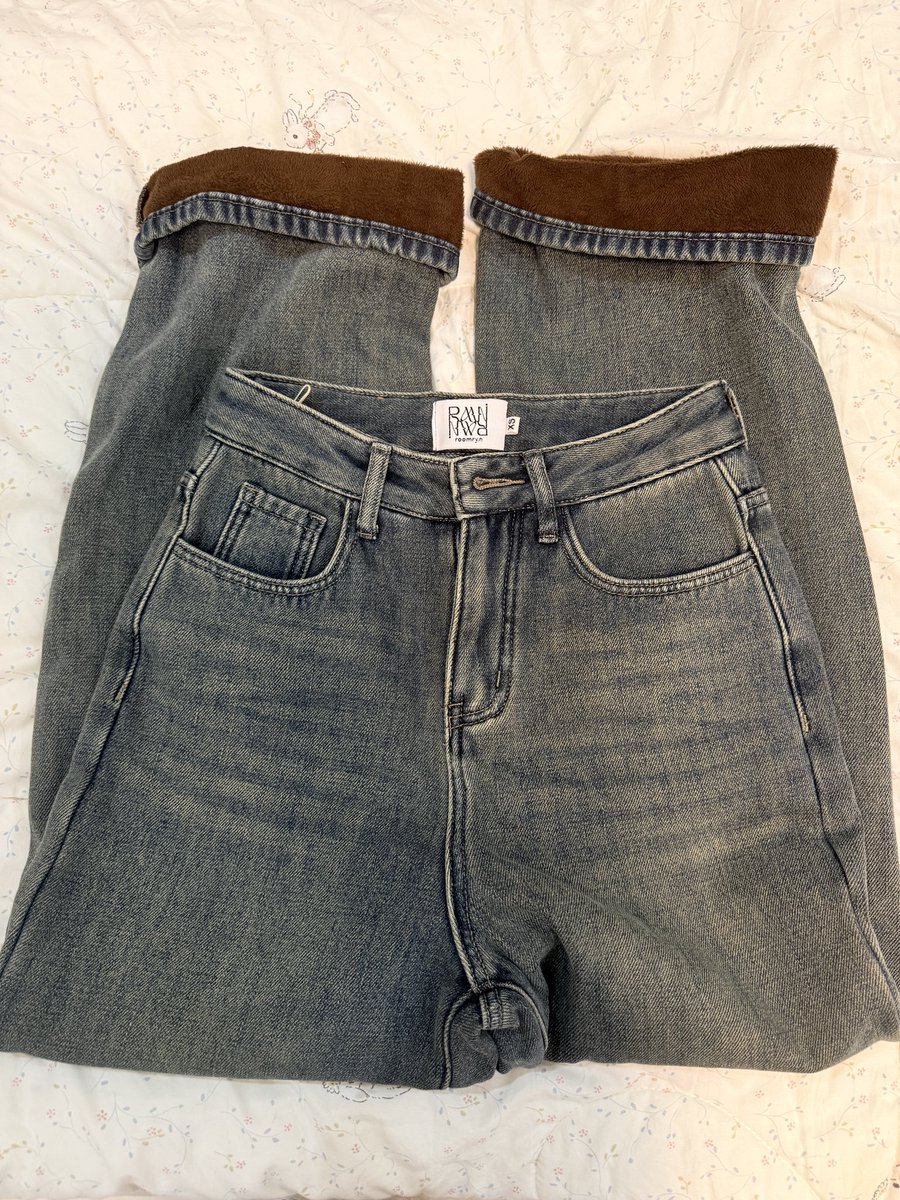 pppi_dd's tweet photo. ส่งต่อกางเกงยีนส์ roomry.n สีblue jeans
ไซส์ xs เอว23-24 สะโพก 33-34 ยาว41 แค่ลอง  550 รวมส่งค่ะ🌷 ใส่ไปเที่ยวอากาศเย็นๆได้เลยน้า 
#ส่งต่อเสื้อผ้ามือ2 #ส่งต่อเสื้อผ้ามือสองสภาพดี #ส่งต่อvghbkk #ส่งต่อstylistshop #ส่งต่อonniroom #ส่งต่อกางเกงยีนส์ #ส่งต่อriley https://t.co/GJ6PoCJmAz
