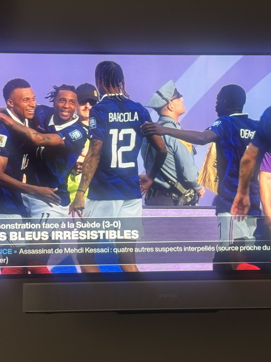 raymond_blanc's tweet photo. There are beautiful moments in football as they are in Life .
There are telling moments.These pictures are so compelling of an embrace   between Kylian MBappe   offering his goal to his manager Didier Deschamps who lost his mum a few days ago https://t.co/5r8jW8Jj64