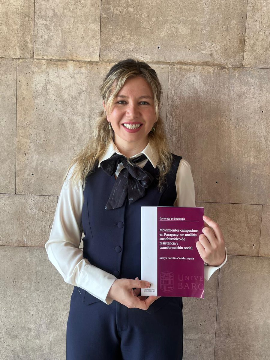 FacsoUna's tweet photo. 🎓 La profesora Sintya Carolina Valdez Ayala, docente de Sociología de la FACSO-UNA, obtuvo la máxima calificación en el Doctorado en Sociología de la Universitat de Barcelona.

Su investigación aporta al estudio de los movimientos campesinos en Paraguay.

#FACSOUNA #SomosDeLaUNA https://t.co/RETrg0dVum