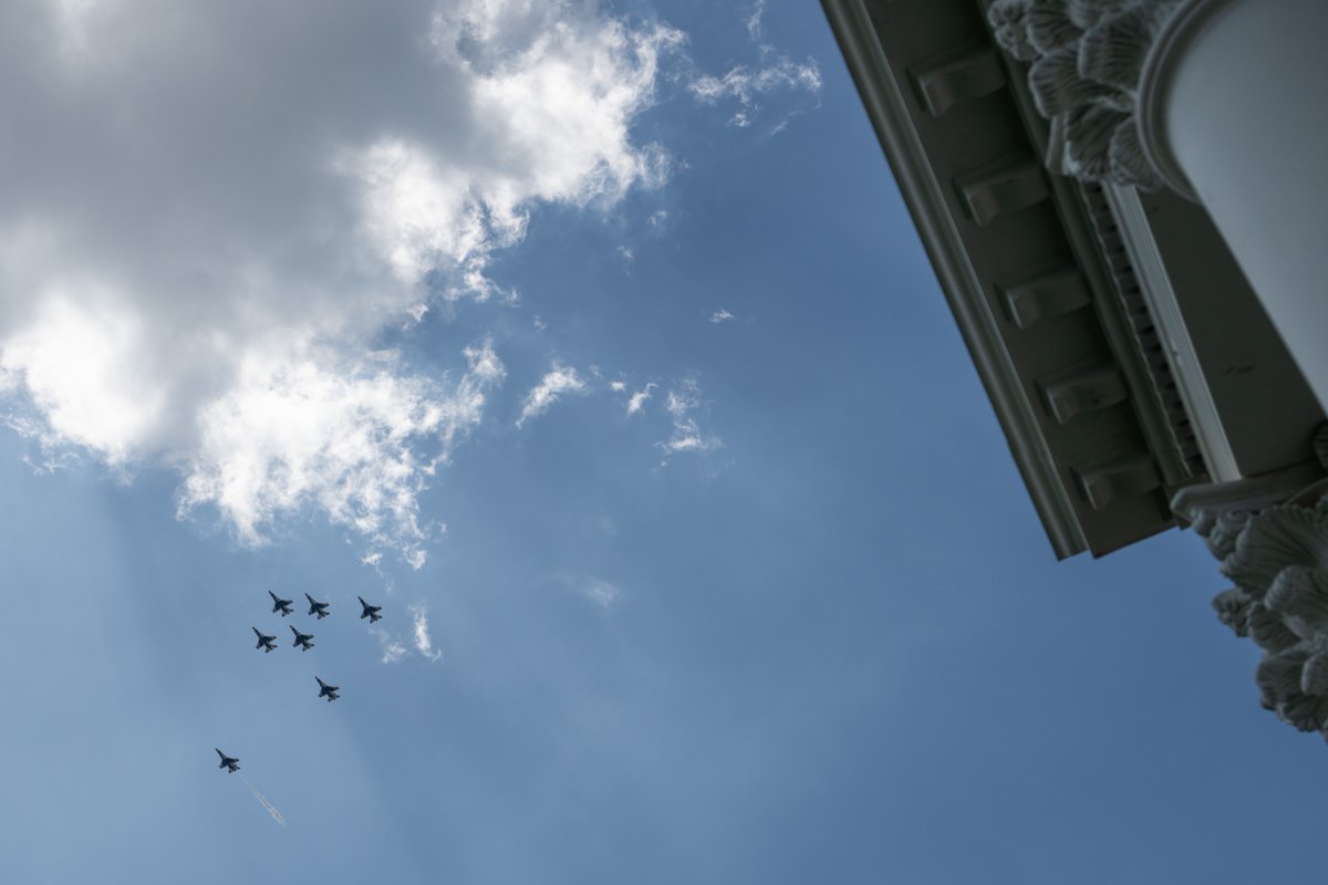 PenguinSix's tweet photo. The USAF Thunderbirds have finished a quick survey mission of the National Mall ahead of the July 4th celebrations. They flew past the ferris wheel and model of President Trump's proposed arch. https://t.co/Ung3q11l7o