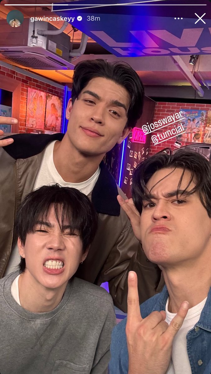 hyunnebunnie's tweet photo. Gawin kenapa ya hari ini lagi masang muka tengil mulu😭🤏🏻
TAU RASA LO KALO LANGSUNG DI-HAP SAMA WAYAR

JG CONCERT LIVE HOUSE 
#GMMTVLiveHouse #JossGawin https://t.co/cRZ5iPkQ6R
