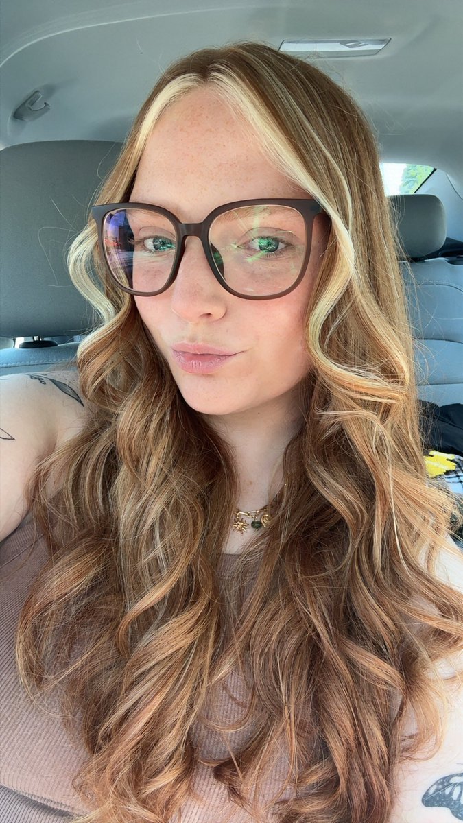 luv4catseider's tweet photo. she’s blonde again :p https://t.co/R0EXJr0ZuJ