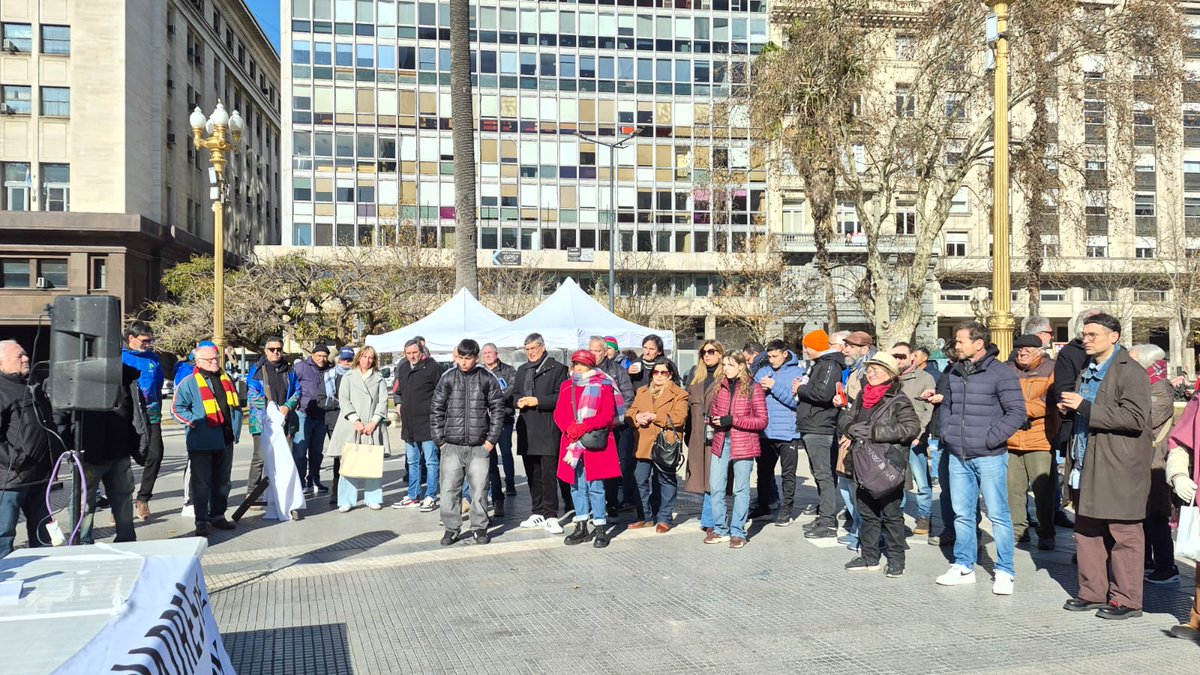 udocbacentral's tweet photo. Hoy nuestro Secretario General @AlejandrooSalce, la Secretaria Adjunta @adrianamonje80 y el Secretario de Derechos Humanos, Juan Raimundo participaron del Acto Homenaje a las víctimas del Bombardeo del 16 de junio de 1955 en Plaza de Mayo. https://t.co/MvGhjmgeiD