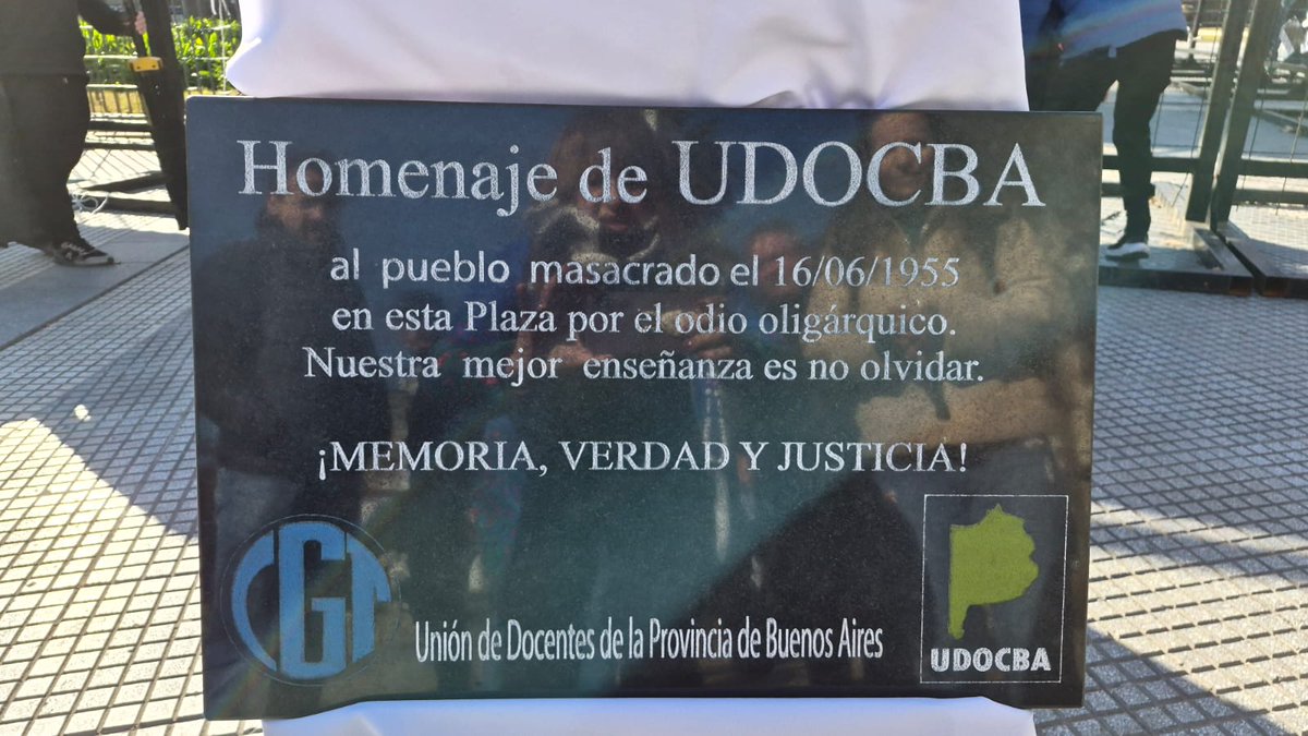 udocbacentral's tweet photo. Hoy nuestro Secretario General @AlejandrooSalce, la Secretaria Adjunta @adrianamonje80 y el Secretario de Derechos Humanos, Juan Raimundo participaron del Acto Homenaje a las víctimas del Bombardeo del 16 de junio de 1955 en Plaza de Mayo. https://t.co/MvGhjmgeiD