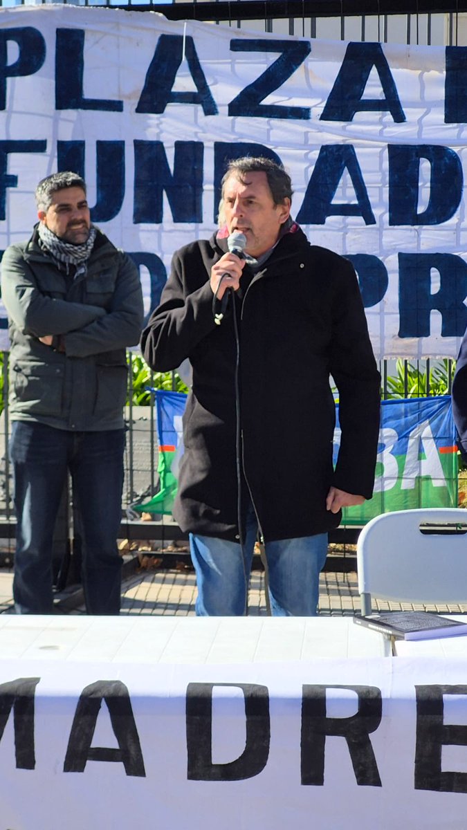 udocbacentral's tweet photo. Hoy nuestro Secretario General @AlejandrooSalce, la Secretaria Adjunta @adrianamonje80 y el Secretario de Derechos Humanos, Juan Raimundo participaron del Acto Homenaje a las víctimas del Bombardeo del 16 de junio de 1955 en Plaza de Mayo. https://t.co/MvGhjmgeiD