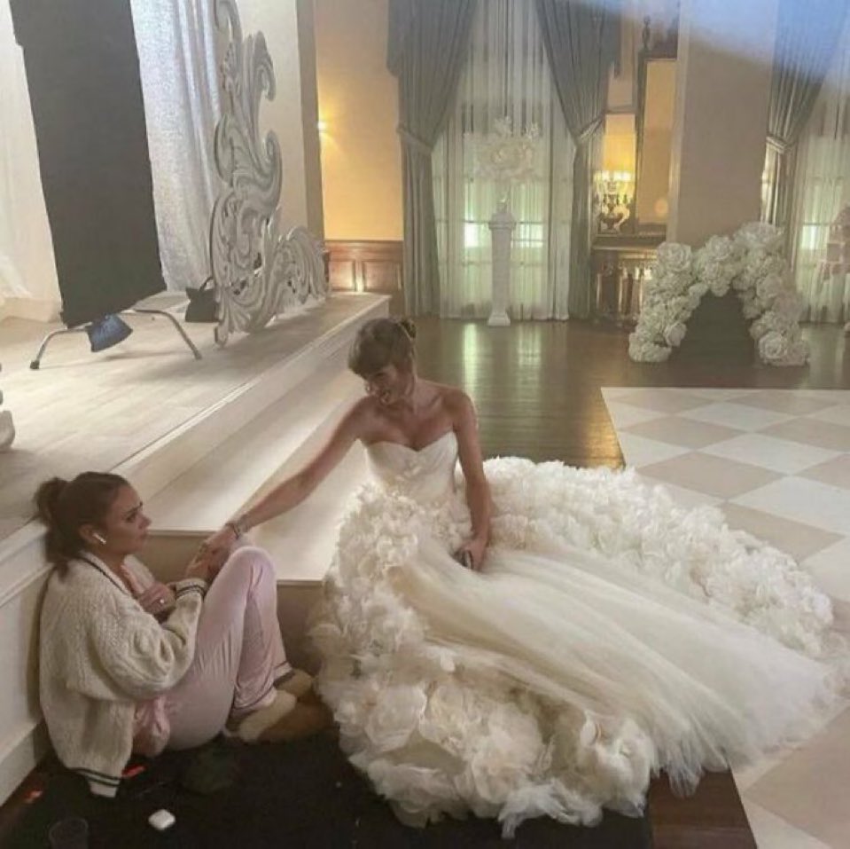 midnightsxfolk's tweet photo. me sentindo assim essa semana tipo minha melhor amiga taylor swift vai casar e eu sou a pessoa mais feliz do mundo por ela vou chorar tanto quando sairem as fotinhos dela de noiva https://t.co/z7OyqbmPyU