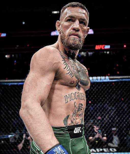 KirmiziKoseMMA's tweet photo. 🚨 Conor McGregor, Max Holloway karşısında “her türlü sonuca hazır olduğunu” söyledi:

“Kendimi inanılmaz hissediyorum. Hazırlık kampımız olağanüstü geçti. Hiçbir şeyden kısmadık. Bu kamp boyunca sessiz kaldık çünkü çalışıyorduk. İşte gerçek özgüven budur. Sürekli bir şeyler paylaşmaya ya da egonu tatmin etmeye ihtiyaç duyuyorsan, bu özgüven eksikliğidir. Bizim buna ihtiyacımız yok. Gecesi geldiğinde gerekeni yapacağız.

Max için kafesin içinde her yer tehlike olacak. Bu salonda onu çok iyi tanıyoruz. Gelişip gelişmediği umurumda değil.

Hiçbir rakibimi gözümde büyütmem. Her türlü sonuca hazırım. Eğer kırışma savaşına dönerse, buyursun gelsin. Ben de fırçamı elime alıp başyapıtımı ortaya koymaya hazırım.”