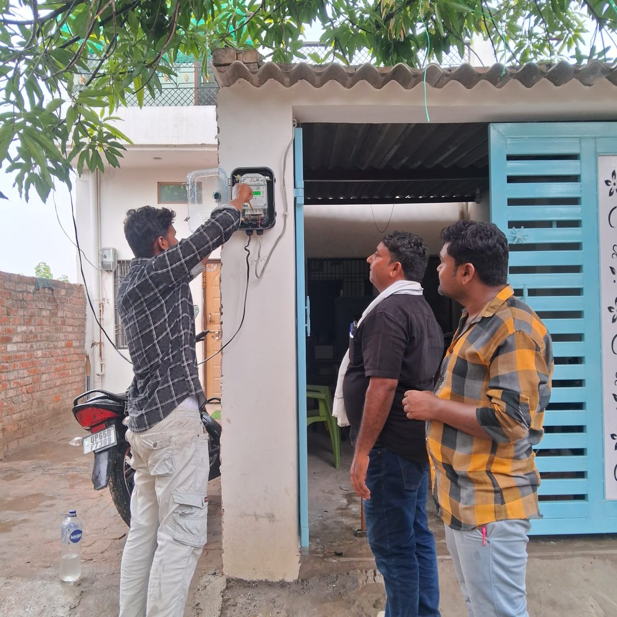 puvvnlvaranasi's tweet photo. #SMART_METER
जनपद वाराणसी के विद्युत वितरण खण्ड- चिरईगांव वाराणसी के आयर उपकेन्द्र के अंतर्गत उपभोक्ता की संतुष्टि सटीक सही खपत के अनुसार पारदर्शी एवं नियंत्रित बिल के लिए कार्यदायी संस्था मेसर्स जीएमआर द्वारा #स्मार्ट_मीटर लगाया गया।
तो उपभोक्ता आज ही स्मार्ट मीटर लगवाए और सुविधा का लाभ उठाए। मासिक बिल की सूचना प्राप्त करें प्रतिदिन अपनी विद्युत खपत की निगरानी करें ।
बिजली से जुड़ी समस्या या सहायता के लिए 📞1912 हेल्पलाइन अथवा अपने नजदीकी बिजली कार्यालय से संपर्क करें।
@UPPCLLKO @PuVVNLHQ @aksharmaBharat
@AKSharmaOffice @ChairmanUppcl @mduppcl