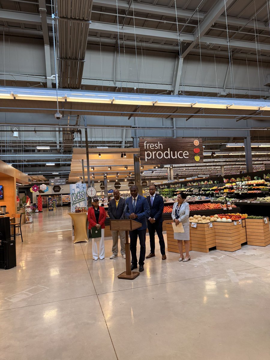 leahhurw's tweet photo. 🚨One year after the Big Ugly Bill, @cmitchellforlg &amp; @illinoisdems are at Living Fresh Market in Forest Park, highlighting how @JBPritzker is putting money back in people’s wallets, providing $400 in emergency assistance to families kicked off SNAP https://t.co/tyamx4aRIi