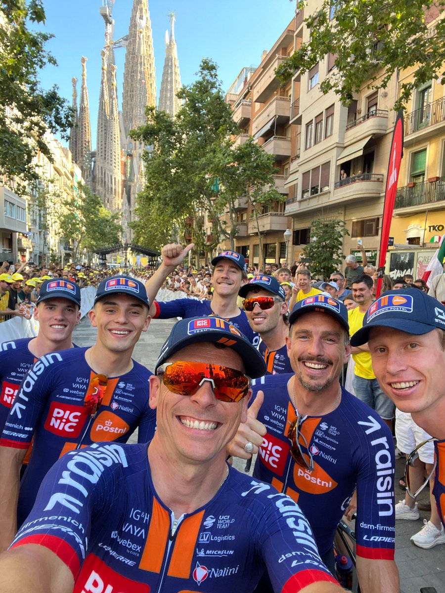 picnicpostnl's tweet photo. Bonjour @LeTour 🕺 Ready to take on 3 weeks of Spanish and French roads 🛣️ 

Frank van den Broek was late to the photo, but we fixed it 😎

 #TDF2026 https://t.co/XwwVjFe7Ar