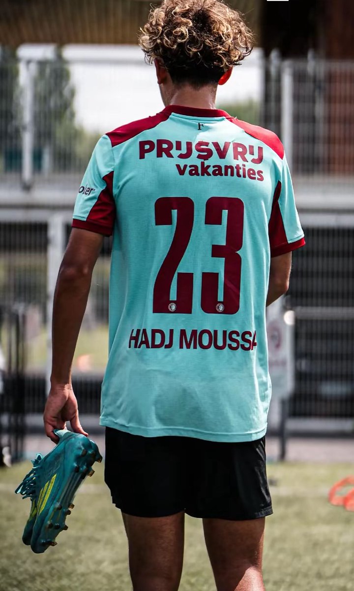 YoungTalentAAF's tweet photo. 🔵 Mezian Mesloub s’entraîne avec le maillot d’Anis Hadj Moussa ! 🇩🇿 https://t.co/VyVkF1SYHu