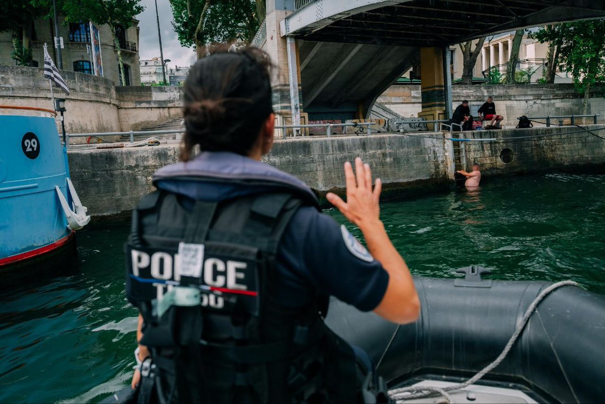 MariePierreV's tweet photo. ☀️ L’été de toutes les responsabilités commence maintenant.

Notre priorité est claire : permettre à chacun de profiter des vacances en toute sécurité. La prévention est le premier des gestes qui sauvent.

C’est dans cet esprit que je me suis rendue auprès de la brigade fluviale de Paris, à la rencontre de ces femmes et de ces hommes qui surveillent nos cours d’eau, préviennent les risques et interviennent lorsque chaque seconde compte.

Je porte une conviction simple : face aux noyades, nous devons agir avant le drame. Informer, sensibiliser, sécuriser et mobiliser tous les acteurs sont au cœur de notre action. La prévention n’est pas un message de plus : c’est une politique publique qui sauve des vies.

Je tiens à saluer l’engagement exemplaire de la brigade fluviale, ainsi que celui de l’ensemble des forces de sécurité, des sauveteurs, des associations, des collectivités et de tous les professionnels mobilisés pour protéger les Français.

Mais leur engagement ne peut remplacer la vigilance de chacun.

Une baignade dans une zone interdite, un saut depuis un quai, quelques secondes d’inattention ou une surestimation de ses capacités peuvent avoir des conséquences dramatiques. Adopter les bons réflexes, c’est déjà protéger sa vie et celle des autres.

Faisons de cet été, l’été de toutes les responsabilités : un été où chacun profite pleinement des vacances, en faisant le choix de la prudence, de la vigilance et du respect des consignes. Parce qu’un bon réflexe peut sauver une vie.