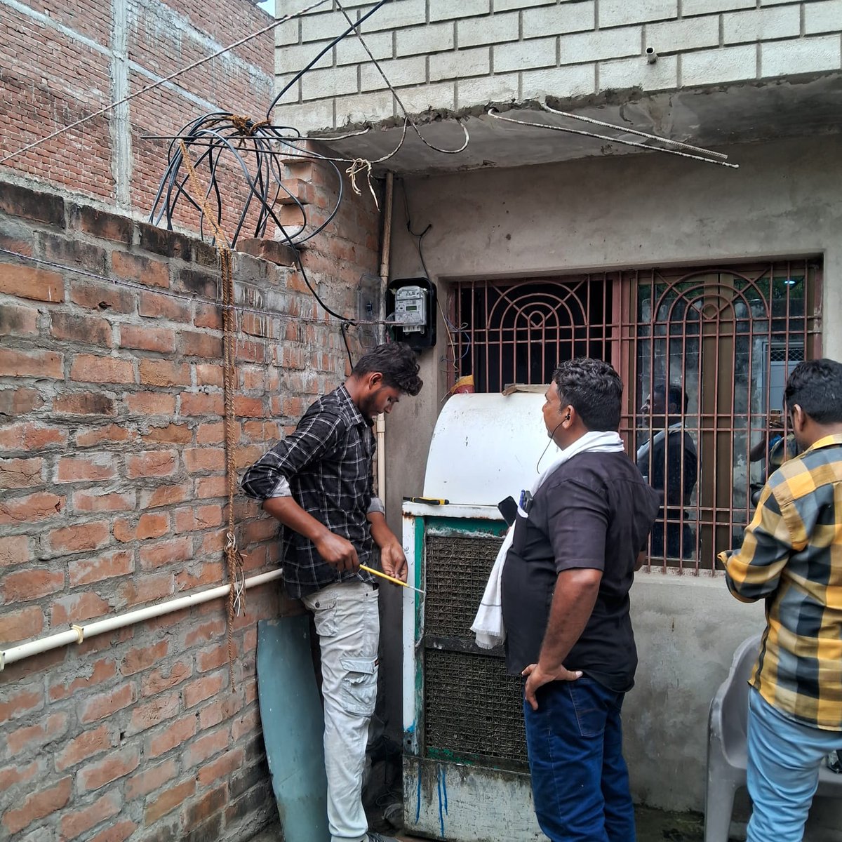 puvvnlvaranasi's tweet photo. #SMART_METER
जनपद वाराणसी के विद्युत वितरण खण्ड- चिरईगांव वाराणसी के आयर उपकेन्द्र के अंतर्गत उपभोक्ता की संतुष्टि सटीक सही खपत के अनुसार पारदर्शी एवं नियंत्रित बिल के लिए कार्यदायी संस्था मेसर्स जीएमआर द्वारा #स्मार्ट_मीटर लगाया गया।
तो उपभोक्ता आज ही स्मार्ट मीटर लगवाए और सुविधा का लाभ उठाए। मासिक बिल की सूचना प्राप्त करें प्रतिदिन अपनी विद्युत खपत की निगरानी करें।
बिजली से जुड़ी समस्या या सहायता के लिए 📞1912 हेल्पलाइन अथवा अपने नजदीकी बिजली कार्यालय से संपर्क करें।
@UPPCLLKO @PuVVNLHQ @aksharmaBharat
@AKSharmaOffice @ChairmanUppcl @mduppcl
