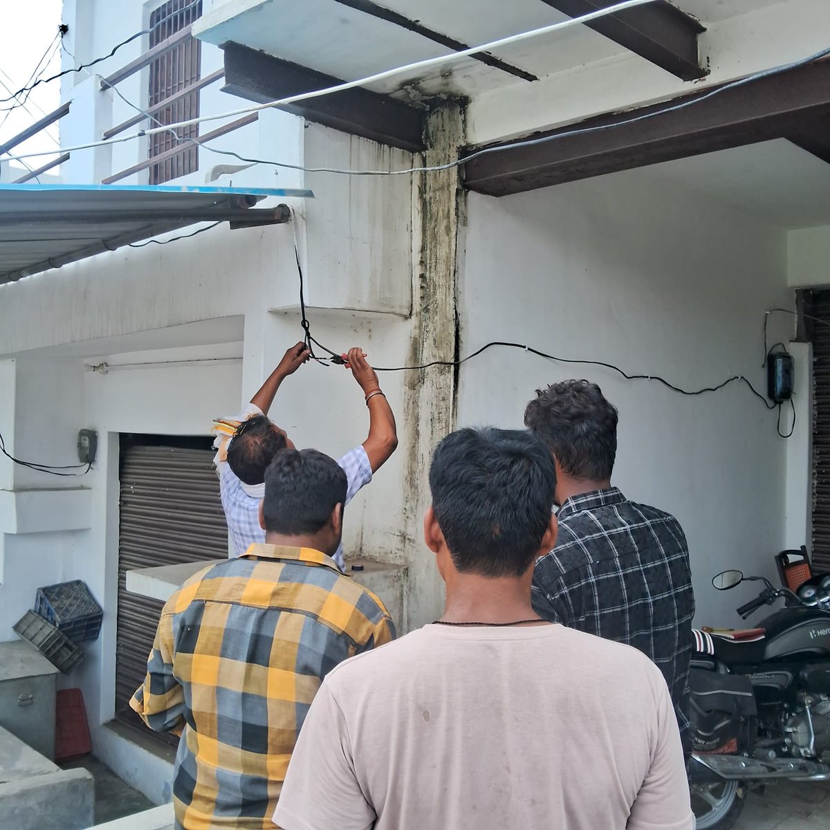 puvvnlvaranasi's tweet photo. #SMART_METER
जनपद वाराणसी के विद्युत वितरण खण्ड- चिरईगांव वाराणसी के आयर उपकेन्द्र के अंतर्गत उपभोक्ता की संतुष्टि सटीक सही खपत के अनुसार पारदर्शी एवं नियंत्रित बिल के लिए कार्यदायी संस्था मेसर्स जीएमआर द्वारा #स्मार्ट_मीटर लगाया गया।
तो उपभोक्ता आज ही स्मार्ट मीटर लगवाए और सुविधा का लाभ उठाए। मासिक बिल की सूचना प्राप्त करें प्रतिदिन अपनी विद्युत खपत की निगरानी करें ।
बिजली से जुड़ी समस्या या सहायता के लिए 📞1912 हेल्पलाइन अथवा अपने नजदीकी बिजली कार्यालय से संपर्क करें।
@UPPCLLKO @PuVVNLHQ @aksharmaBharat
@AKSharmaOffice @ChairmanUppcl @mduppcl