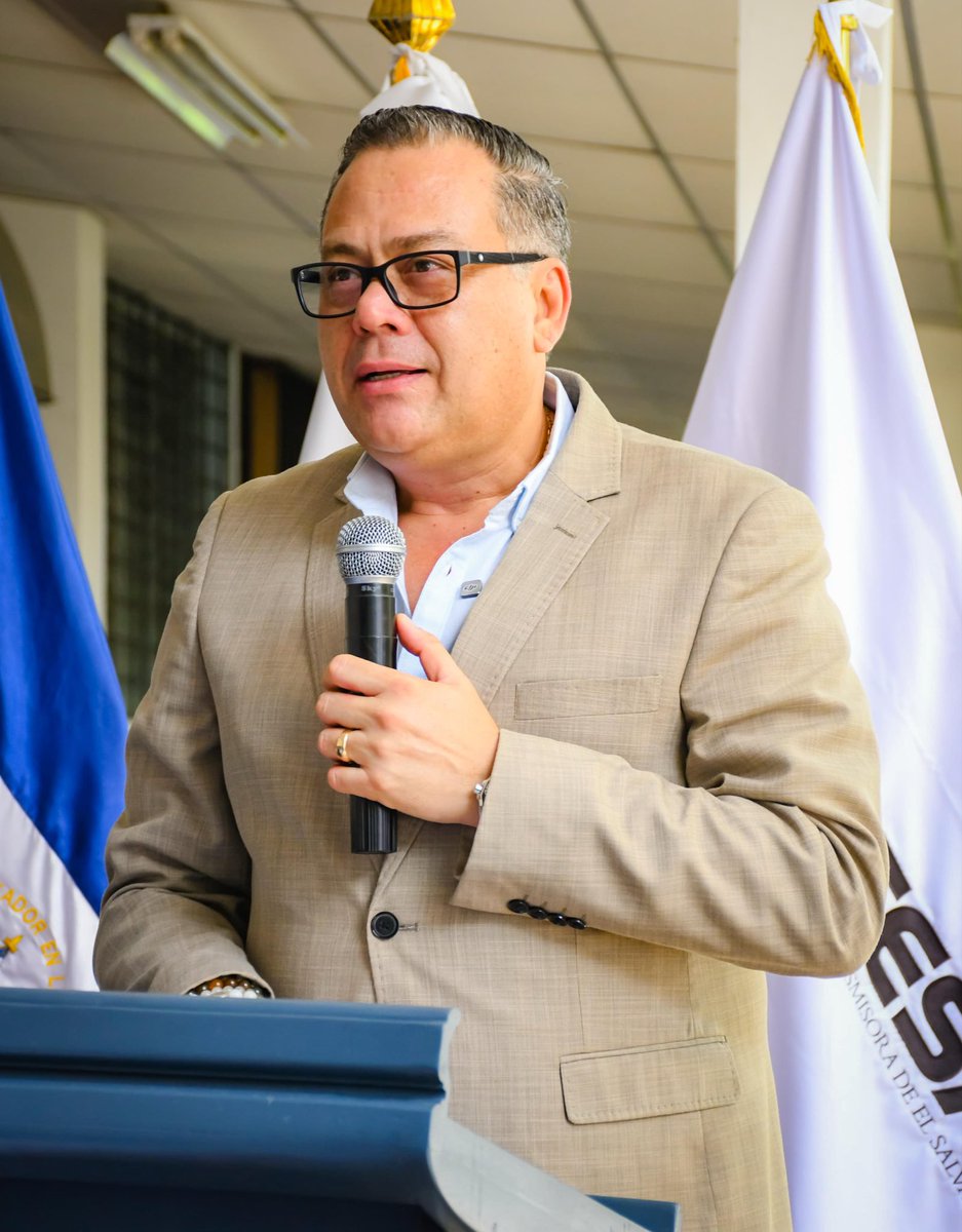 SecPrensaSV's tweet photo. #EntregaDeDonativo | “La máquina fresadora de encaje está diseñada para rectificado, presado y pulido de materiales para modificar los encajes de las piezas de plástico o resina que sostienen la prótesis directamente sobre el cuerpo del paciente”, explica el presidente de @ETESAL_sv, Edwin Núñez (@edwinnunez). #SecretaríaDePrensa
