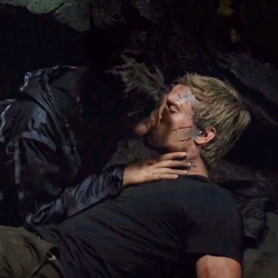 themockingbel's tweet photo. pensando en Peeta en la primera película cuando responde “I DONT WANT TO FORGET”. El solamente se refería a todos los momentos que pasó con Katniss en la arena 💔 https://t.co/ing0vy8yFH