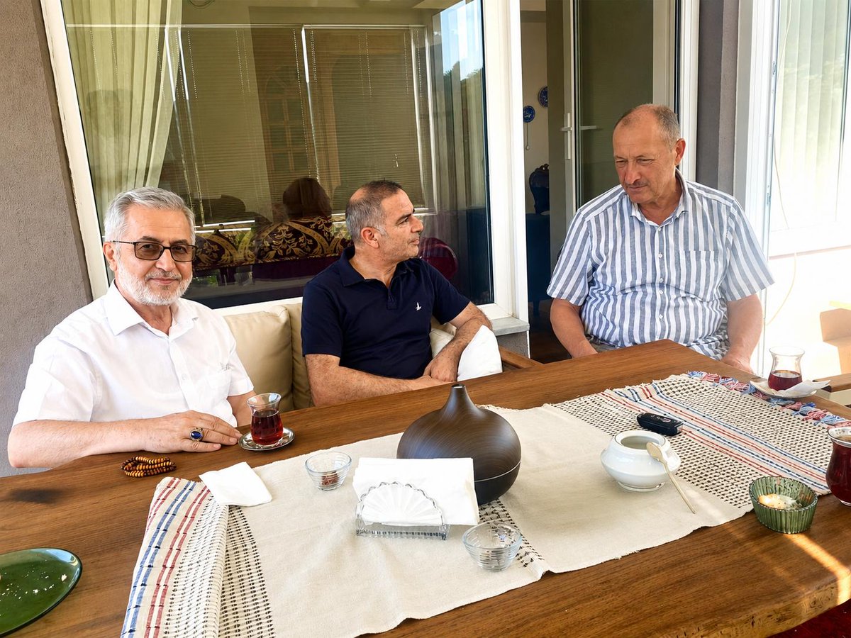 sileilcemem's tweet photo. ♦️ Milli Eğitim Müdürümüz Dursun Teyran ve İlçe Müftüsü Necmi Uysal, Hac vazifesini yerine getirerek kutsal topraklardan dönen Şile Muhtarlar Derneği Başkanı Metin Metiner’i hanesinde ziyaret ettiler.

@tcmeb 
@istanbulilmem 
@MucahitYentur 
@DursunTeyran https://t.co/kBV4mvdqYG