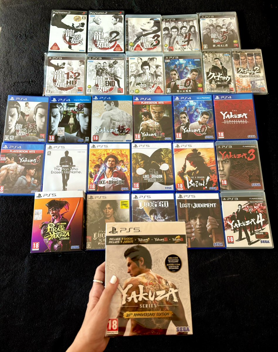 Naomi_Misora93's tweet photo. “Cada edición física guarda una historia”
Mis 2 sagas más importantes:
🐉Yakuza y Tomb Raider🩵
Jamás olvidaré las tardes jugando con mis hermanos mayores o cuando mi hermano llegó un día de trabajar con el TR III porque sabía que era el último que me faltaba.
#PLAYTOREMEMBER https://t.co/gRHluqffoj