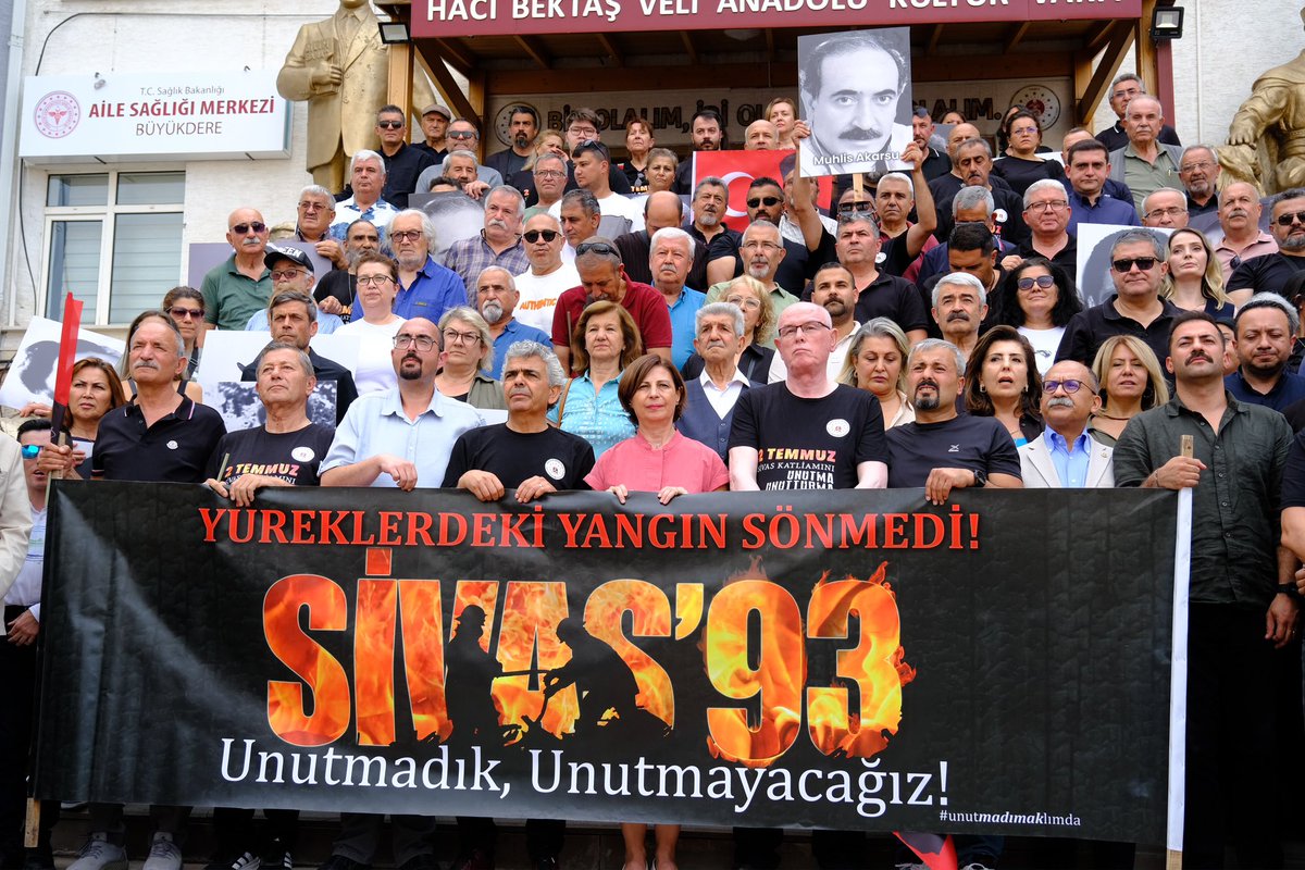 ayseunluce's tweet photo. Hacı Bektaş Veli Anadolu Kültür Vakfı tarafından düzenlenen Sivas Katliamı anma programı ve yürüyüşüne katıldık.

33 yıl önce Madımak Oteli’nde; nefretin, öfkenin ve tahammülsüzlüğün hedefi olan vatandaşlarımız vahşice katledildi.

Bugün yalnızca yitirdiklerimizi anmak için değil, bu acıların bir daha yaşanmaması, bu topraklarda barışın, sevginin ve kardeşliğin dili hâkim olsun diye yan yanaydık.

Hünkâr Hacı Bektaş Veli’nin “İncinsen de incitme” sözü, hepimiz için en kıymetli rehberlerden biri olmalı.

Madımak’ta yaşamını yitiren tüm canlarımızı saygı, rahmet ve özlemle anıyorum.